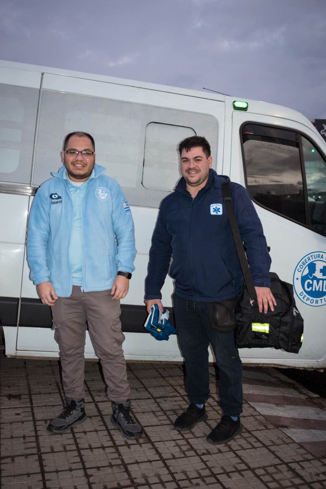 Equipo médico junto a unidad móvil